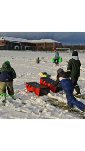 Kinder der Rugbyflöhe und Rugbyzwerge bei spontaner Winteraktion auf dem Sportplatz Brökersfehn in Werlte