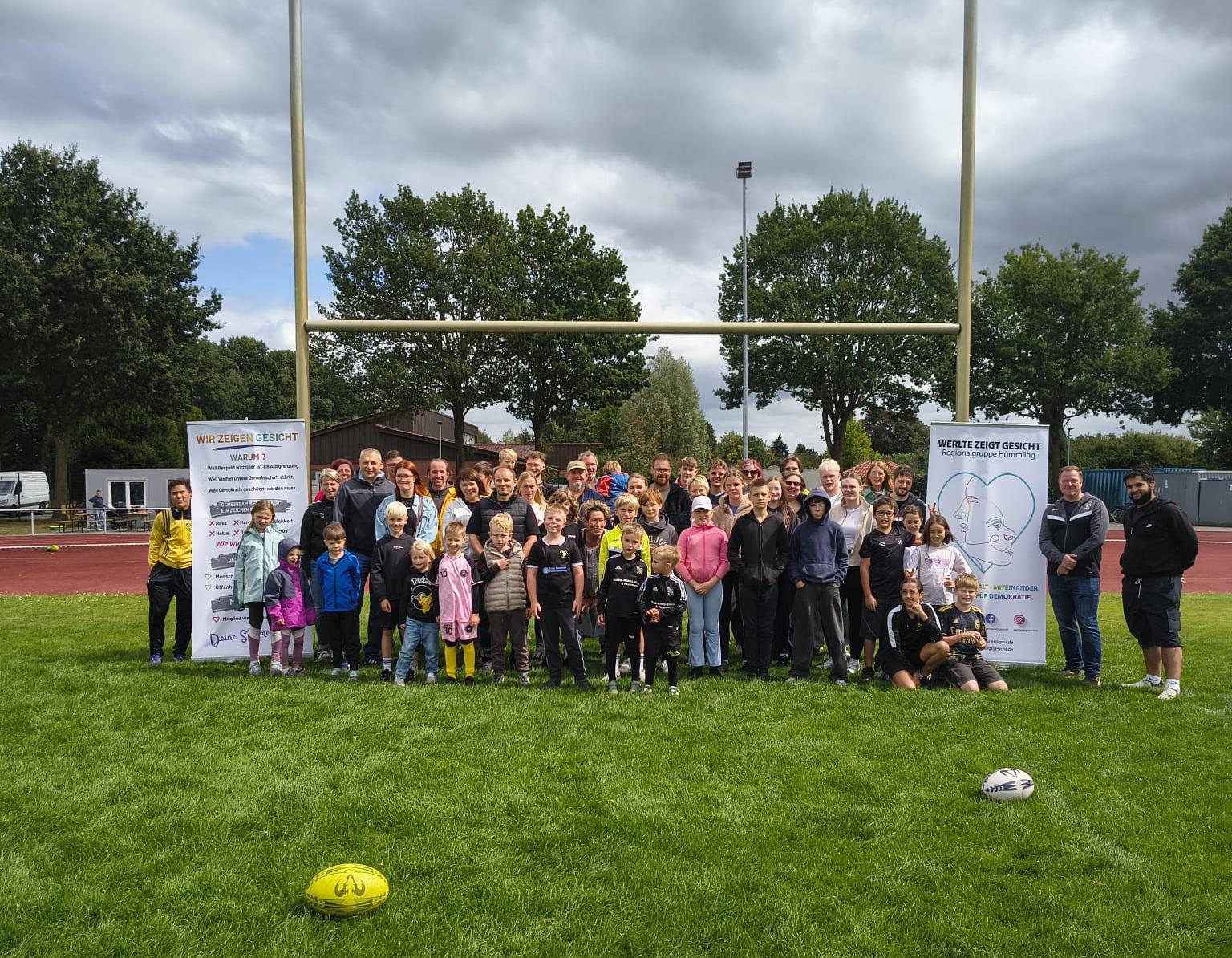 Gemeinsames Gruppenfoto von Rugby Werlte für die Aktion Werlte zeigt Gesicht