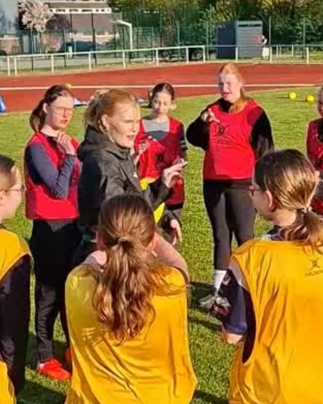 Lotta erklärt den Rugby Foxes eine Übung auf dem Trainingsplatz