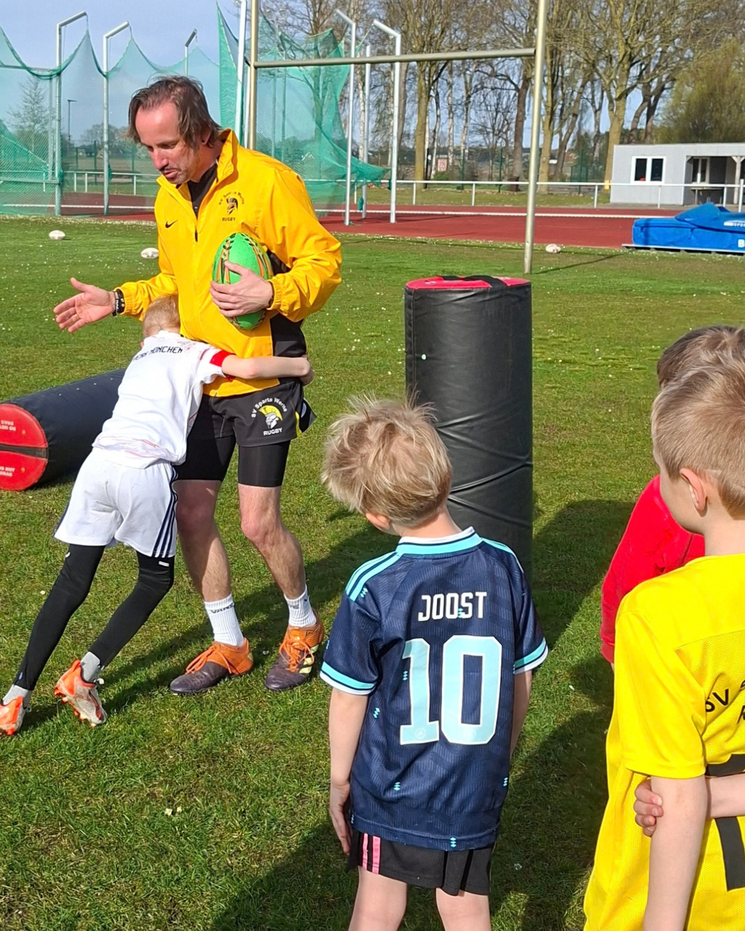 Michael begleitet eine Tacklingübung beim Kindertraining