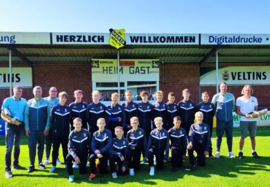Neue Trainingsanzüge und Aufwärmshirts für die C1-Jugend