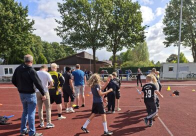 Kinder und Erwachsene beim Sommerfest von Rugby Werlte auf dem Sportplatz Brökersfehn