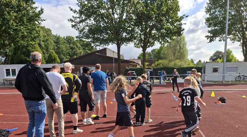 Kinder und Erwachsene beim Sommerfest von Rugby Werlte auf dem Sportplatz Brökersfehn